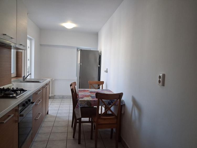 Apartament cu 4 camere decomandat, mobilat în 1 Mai