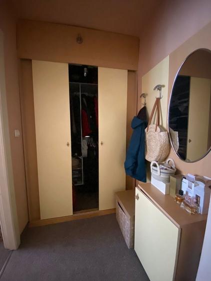 Apartament cu 4 camere decomandat în Petros