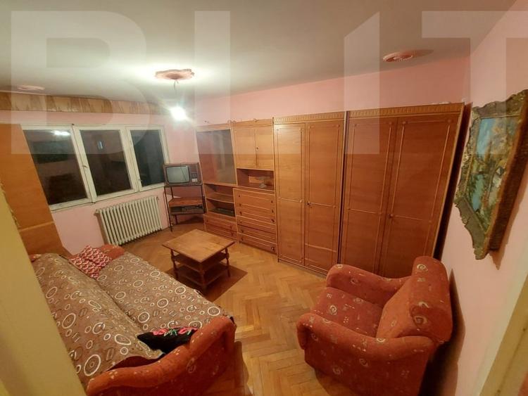 Apartament cu 3 camere semidecomandat, mobilat în Lugoj