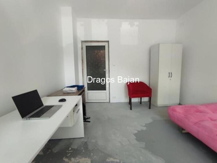 Apartament cu 4 camere decomandat în Calea Călărașilor