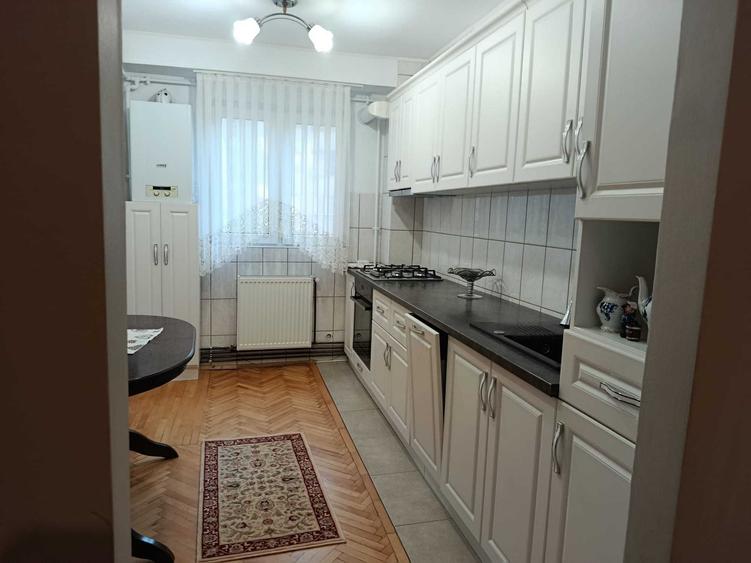 Apartament cu 3 camere decomandat în Central