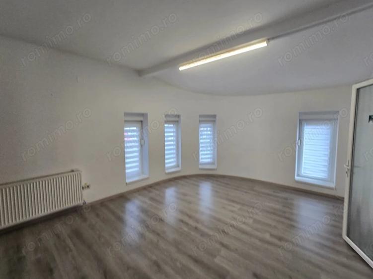 Apartament cu 5 camere semidecomandat în Dumbrăvița