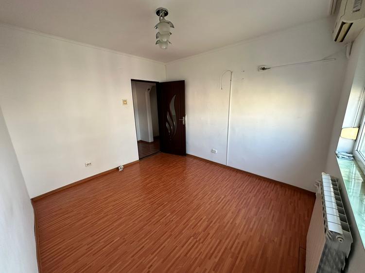 Apartament cu 3 camere decomandat în Piața Nouă — fotografia 1
