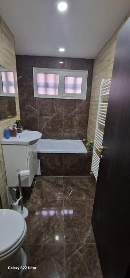 Apartament cu 3 camere semidecomandat, mobilat în Micro II