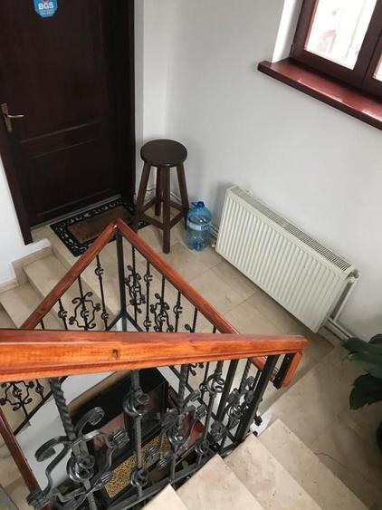 Casă individuală cu 9 camere cu Canalizare în Tineretului