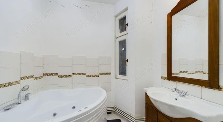 Apartament cu 3 camere decomandat în Medicină