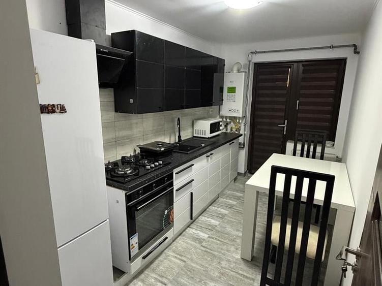 Apartament cu 3 camere decomandat în Rovine