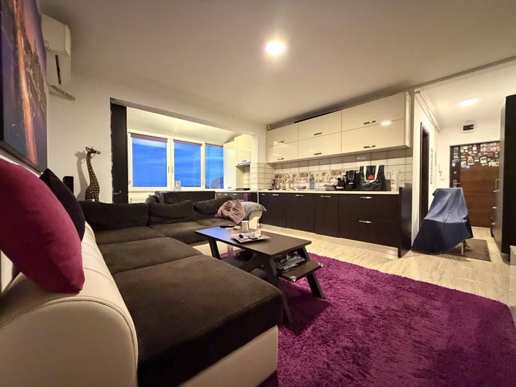 Apartament cu 3 camere semidecomandat, mobilat în Soarelui