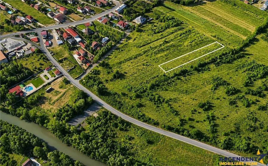 Teren de 2500 mp, în Est