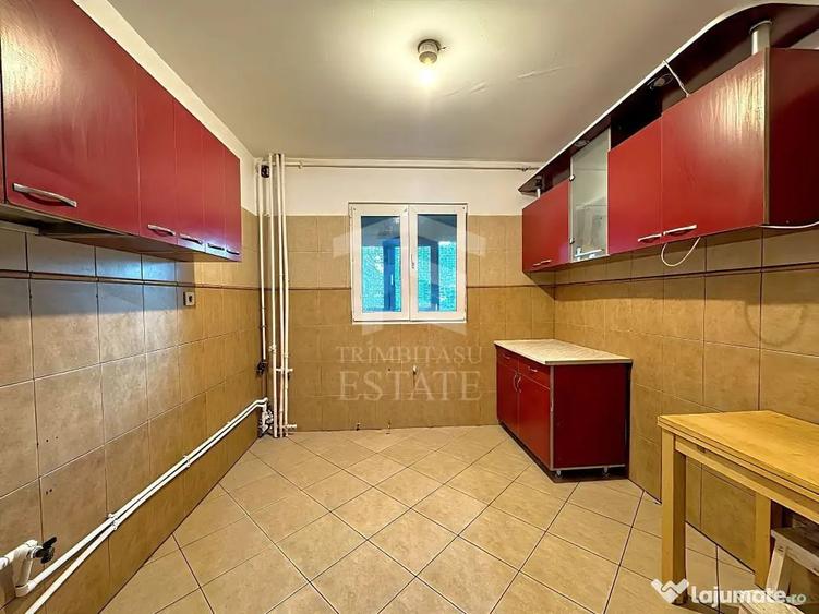 Apartament cu 3 camere semidecomandat în Sud