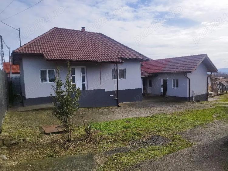 Casă cu 3 camere cu Teren 2500 Mp în Central