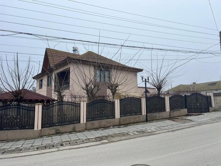 Casă cu 4 camere în Central