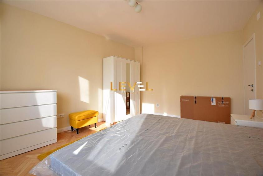 Apartament cu 3 camere semidecomandat, mobilat în Universitate