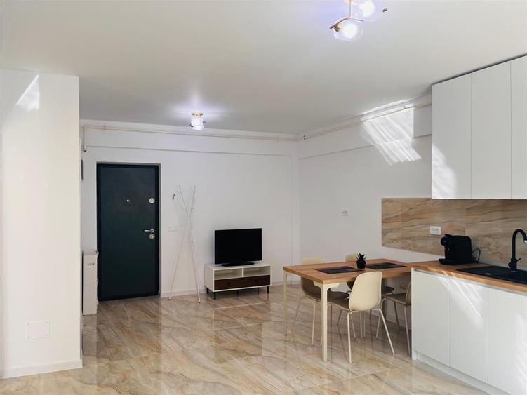 Apartament cu 2 camere semidecomandat, mobilat în Calea București
