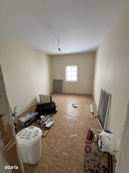 Casă cu 4 camere cu Teren 8300 Mp în Gălbinași