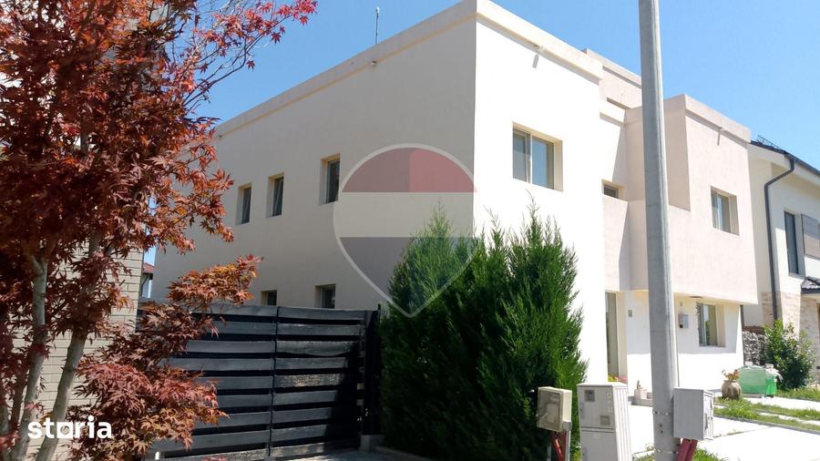 Casă cu 8 camere cu Teren 476 Mp în Corbeanca
