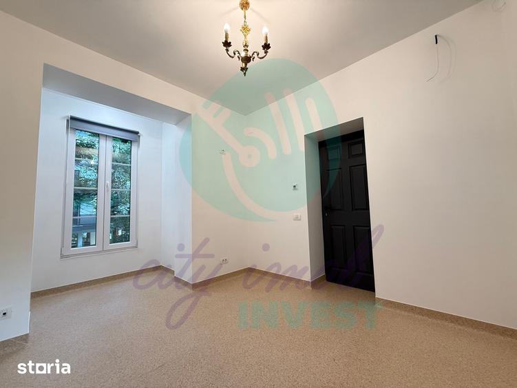 Casă cu 10 camere cu Teren 215 Mp în Tei