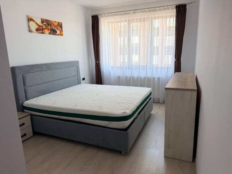 Apartament cu 3 camere decomandat, mobilat în Tractorul