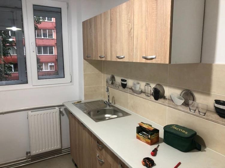 Apartament cu 3 camere decomandat, mobilat în Vlahuță