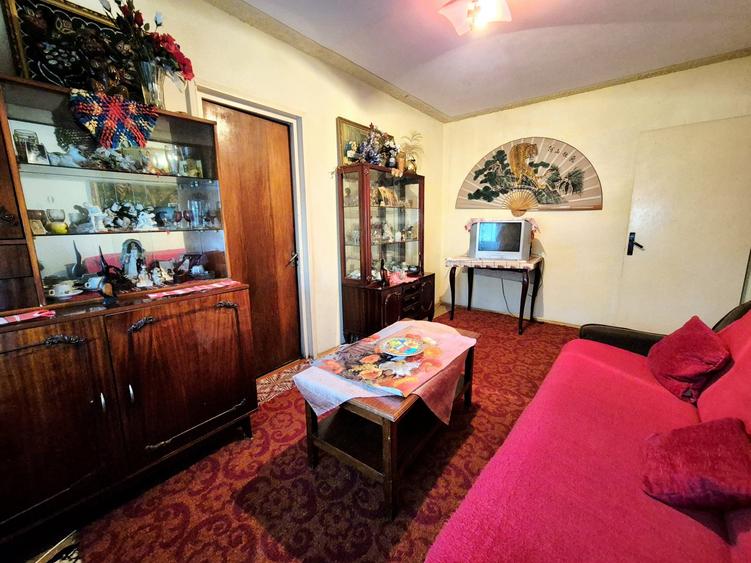 Apartament cu 3 camere semidecomandat în Inel II