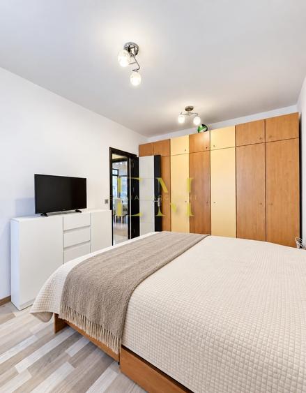 Apartament cu 3 camere semidecomandat în Tractorul