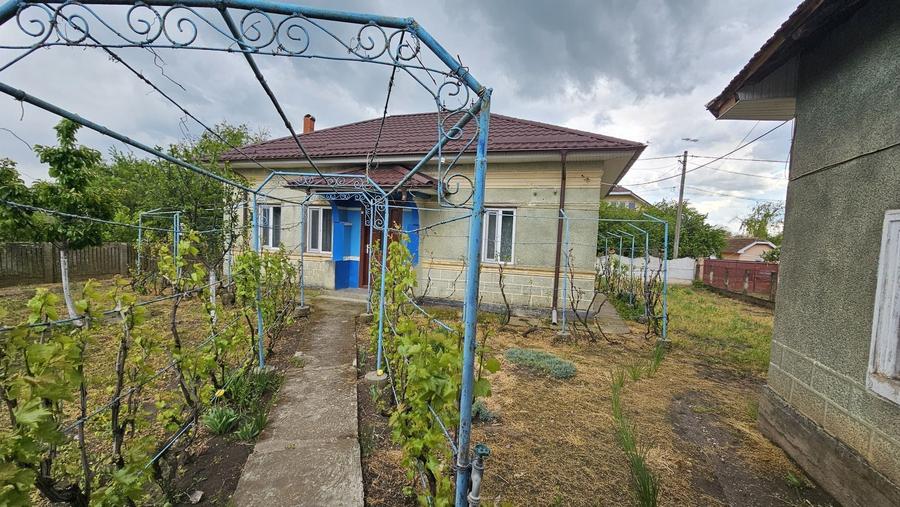 Casă cu 4 camere cu Teren 1500 Mp în Urzica