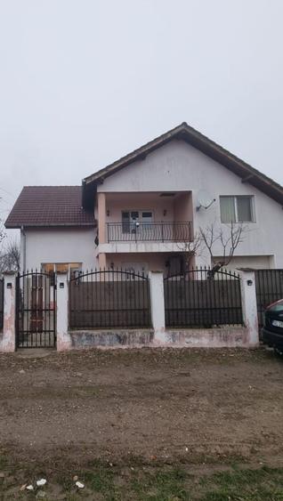 Casă cu 4 camere decomandat în Bujoreni