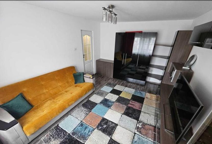 Apartament cu 3 camere decomandat, mobilat în Casa de Cultură