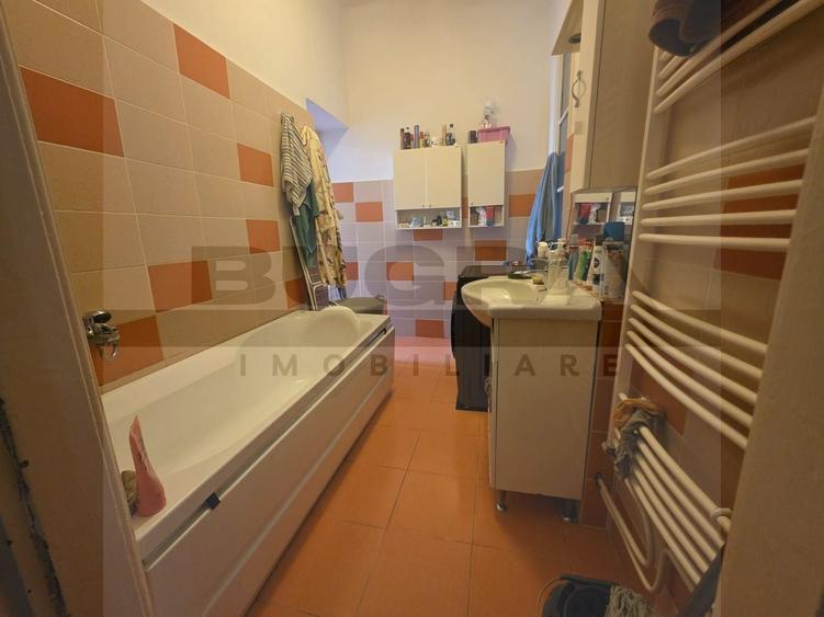 Apartament cu 3 camere semidecomandat, mobilat în Central