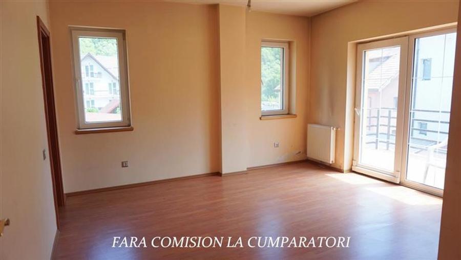 Casă individuală cu 12 camere cu Piscina în Central