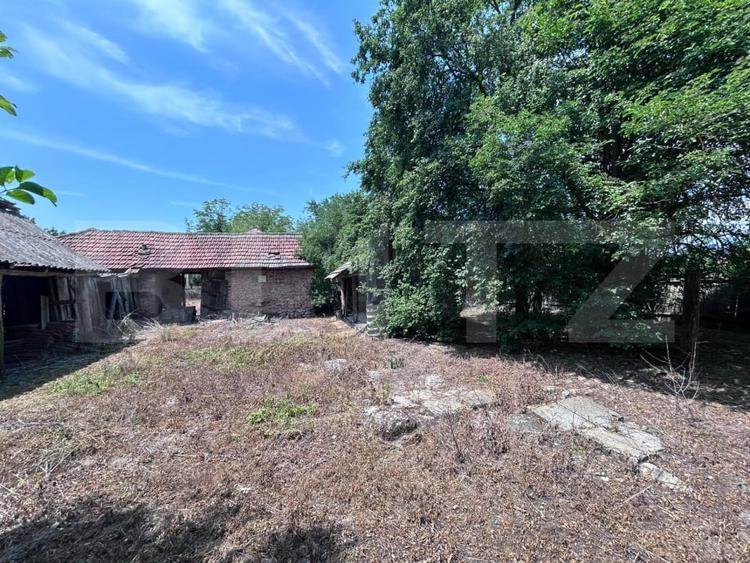 Casă individuală cu 3 camere cu Teren 6869 Mp în Exterior Est