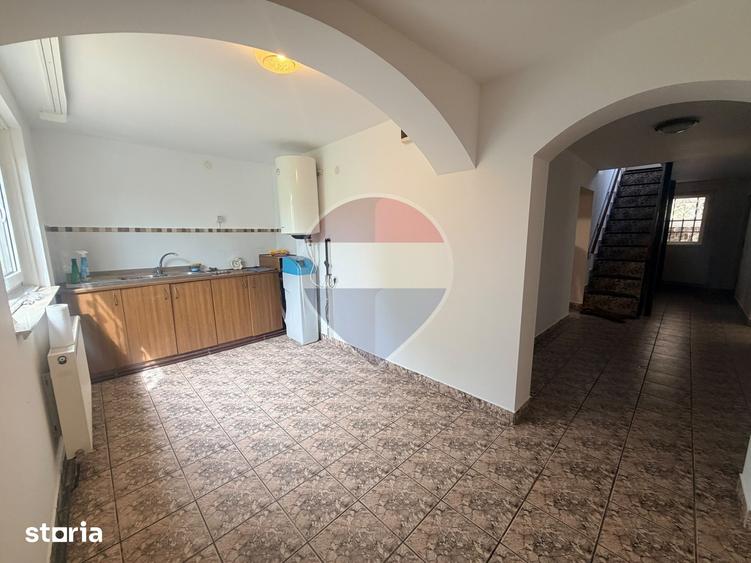 Casă cu 6 camere cu Teren 2000 Mp în Leamna de Jos
