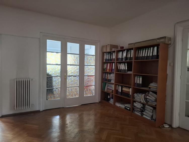Apartament cu 5 camere semidecomandat în Capitale