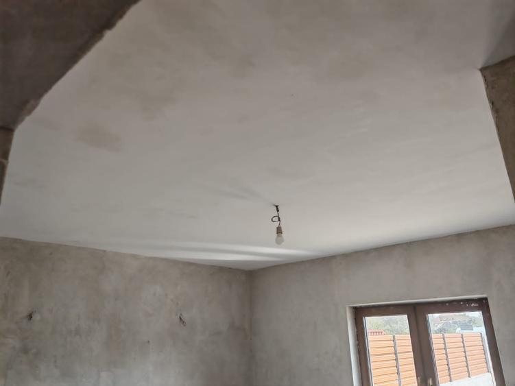 Casă cu 4 camere decomandat în Livada