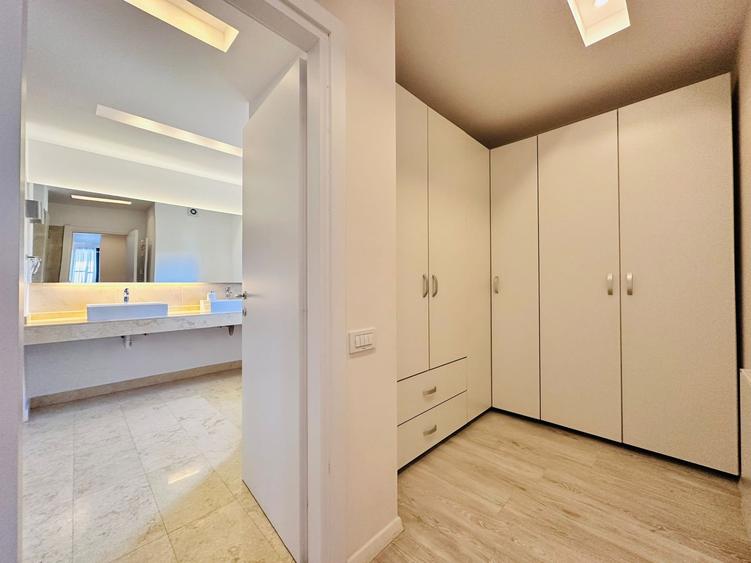 Duplex cu 11 camere cu Canalizare în Central