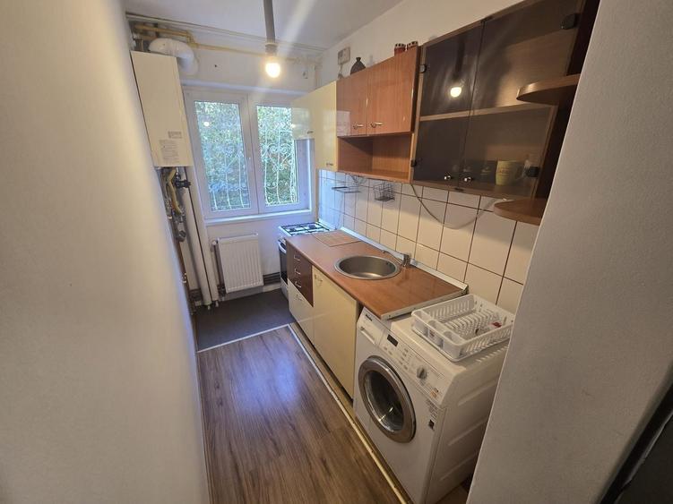 Apartament cu 3 camere semidecomandat, mobilat în Girocului