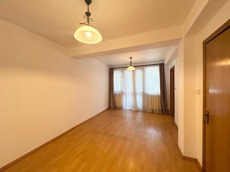 Casă cu 8 camere cu Teren 250 Mp în Tei