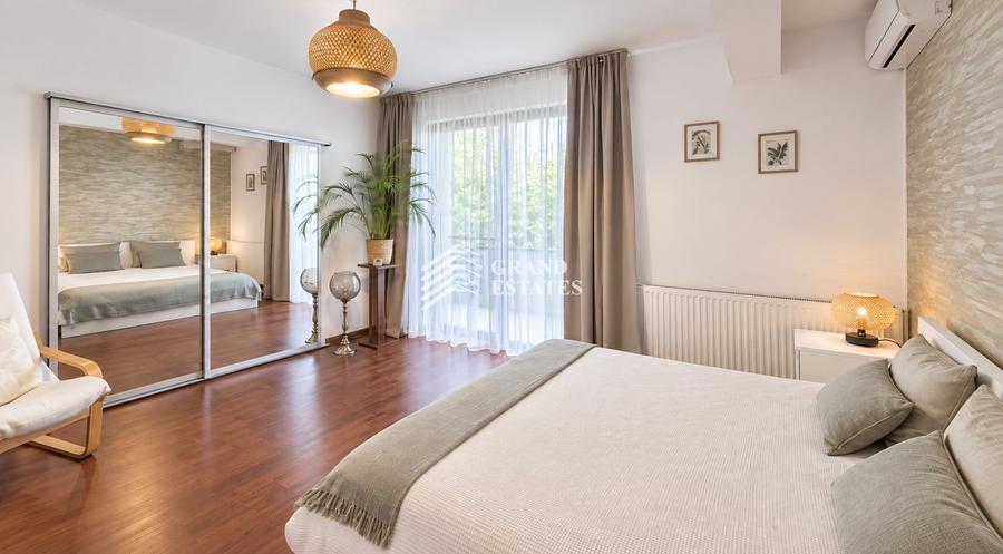 Casă individuală cu 8 camere cu Teren 903 Mp în Otopeni