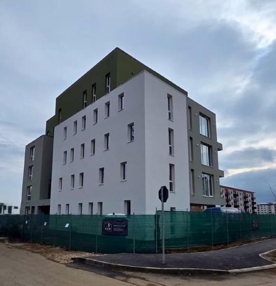 Apartament cu 3 camere decomandat în Tractorul