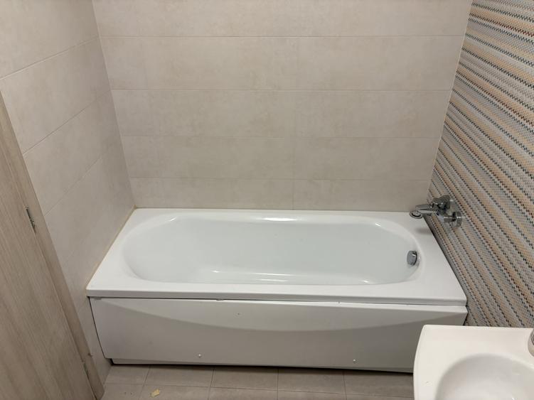 Apartament cu 3 camere semidecomandat în Jiului