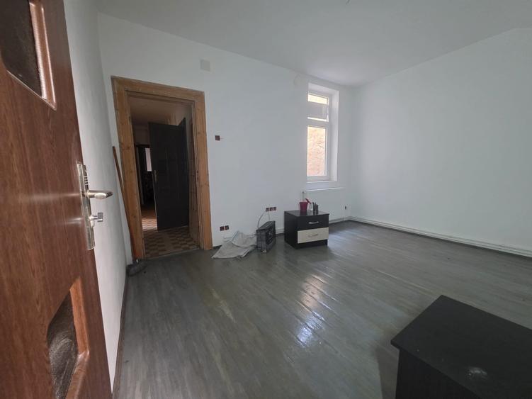 Apartament cu 4 camere decomandat în Universitate