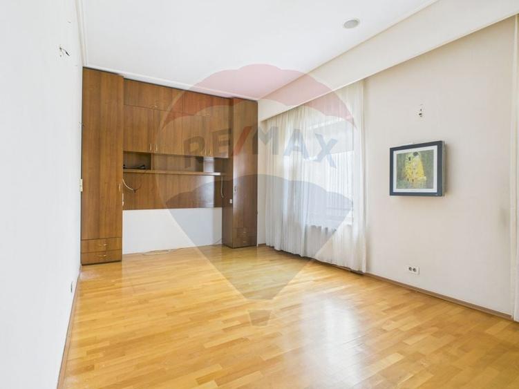Apartament cu 5 camere decomandat în Ștefan cel Mare