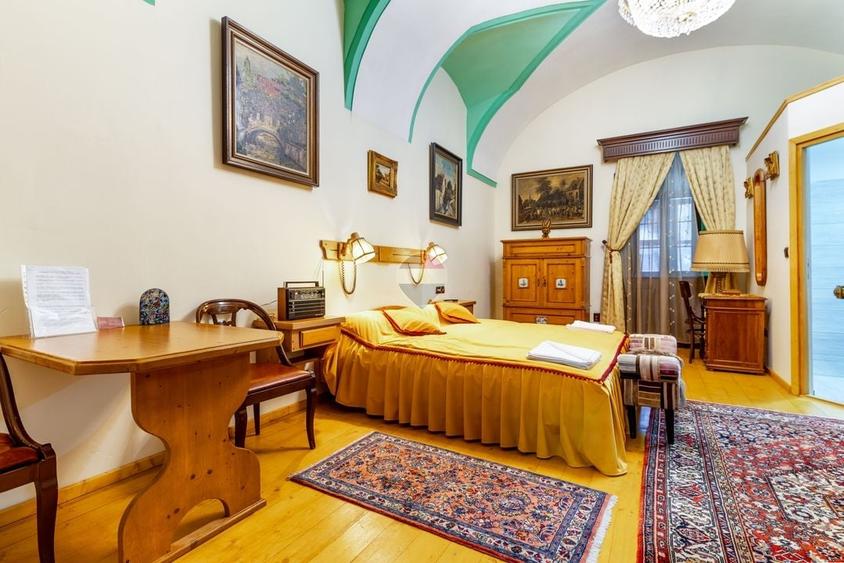 Casă individuală cu 11 camere cu Teren 792 Mp în Central