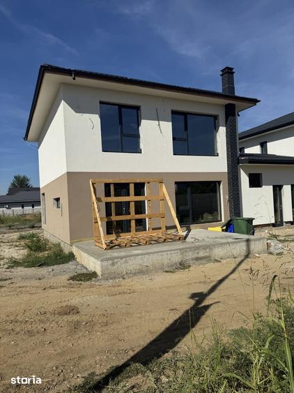 Casă cu 5 camere cu Teren 360 Mp în Domnești