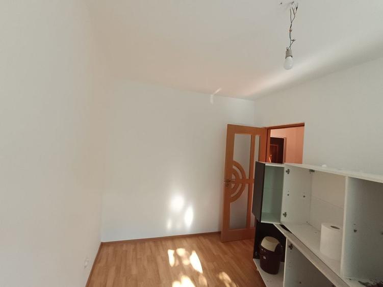 Apartament cu 3 camere semidecomandat în Micro 17