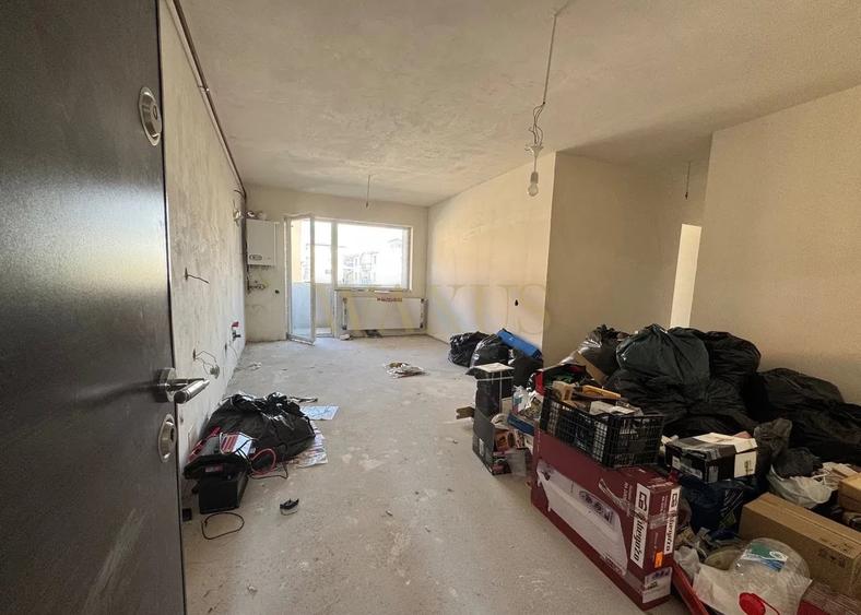 Apartament cu 3 camere semidecomandat în Florești