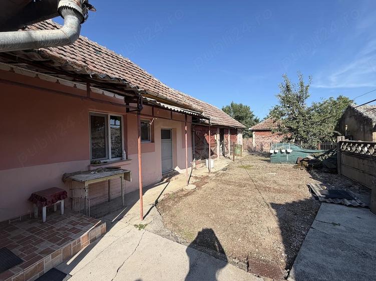Casă cu 3 camere cu Teren 2200 Mp în Medieșu Aurit