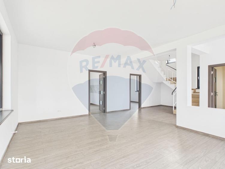 Casă cu 5 camere cu Teren 559 Mp în Crevedia