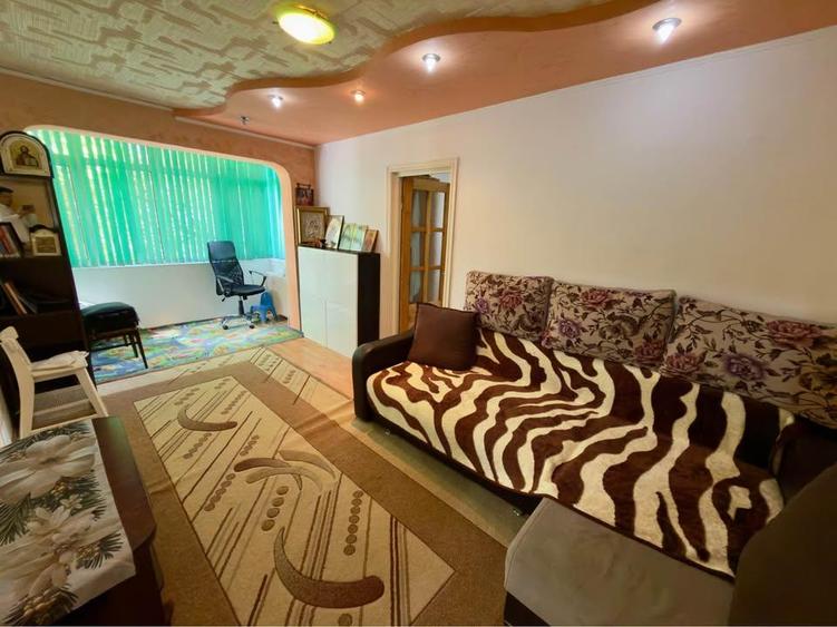 Apartament cu 3 camere semidecomandat în Alexandru cel Bun