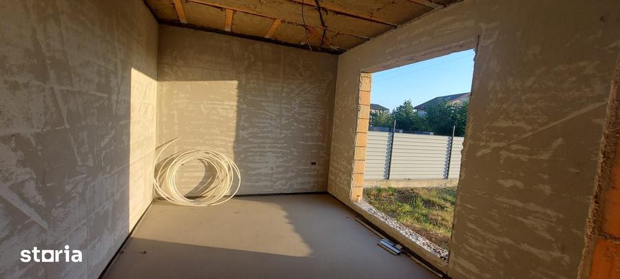 Casă cu 4 camere cu Teren 450 Mp în Periș